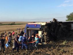 El accidente se produjo debido a intensas lluvias que ablandaron el suelo y generaron deslizamientos que afectaron a las vías. EFE/M. Yirut