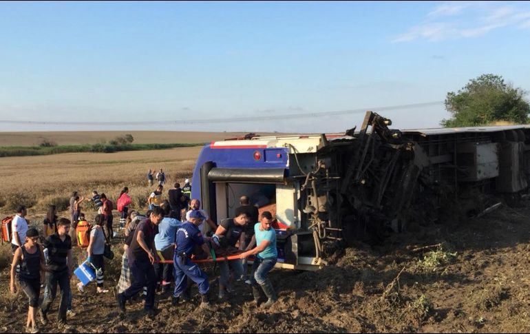 El accidente se produjo debido a intensas lluvias que ablandaron el suelo y generaron deslizamientos que afectaron a las vías. EFE/M. Yirut