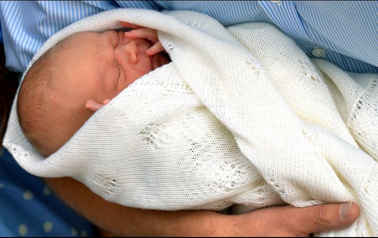 El príncipe Luis llevará para recibir el sacramento una réplica hecha a mano del mantón bautismal que lució por primera vez la primogénita de la reina Victoria para su bautismo en 1841. AP/ARCHIVO