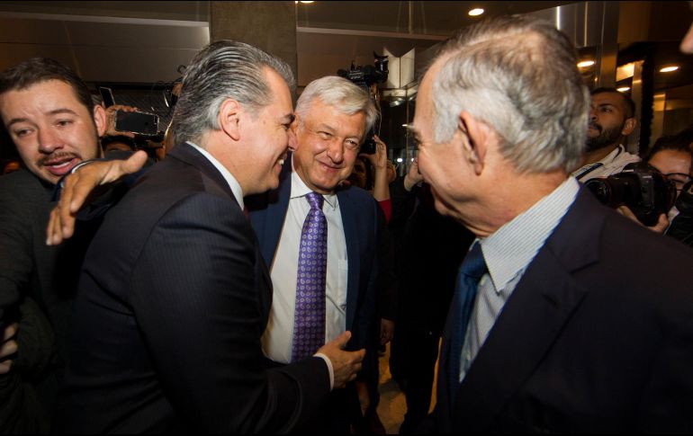 El presidente de la Concamin, Francisco Cervantes Díaz (i), dice que se siente buen ambiente en este encuentro con López Obrador. NTX / J. Pazos