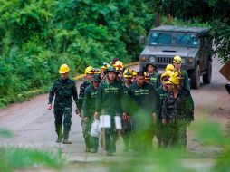 Las autoridades interrumpieron el rescate durante 14 horas para proceder a la reposición de las bombonas de aire comprimido utilizadas durante los trabajos de evacuación. AFP / Y. Aung Thu