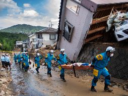 Las autoridades niponas llegan a recomendar la evacuación de 5.9 millones de ciudadanos de 19 prefecturas durante el fin de semana, y el domingo más de 30 mil personas pasaron la noche en refugios. AFP / M. Bureau