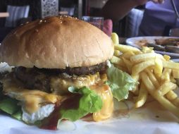 Recomiendan evitar ingerir en exceso alimentos grasosos, procesados y de origen animal, así como evitar el sedentarismo, pues son factores que pueden contribuir para desarrollar este mal. AP / ARCHIVO