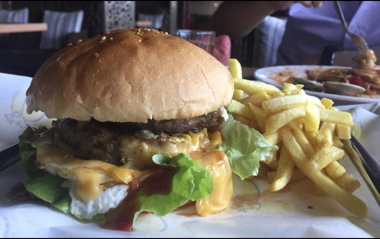 Recomiendan evitar ingerir en exceso alimentos grasosos, procesados y de origen animal, así como evitar el sedentarismo, pues son factores que pueden contribuir para desarrollar este mal. AP / ARCHIVO