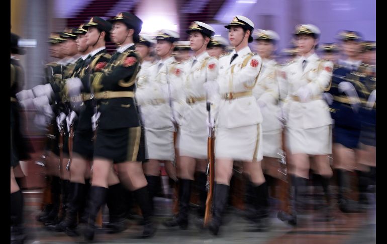 Integrantes de la guardia de honor marchan en el Gran Salón del Pueblo de Pekín, previo a una ceremonia de bienvenida al emir kuwaití Sabah Al Ahmad Al Sabah. AP/A. Wong