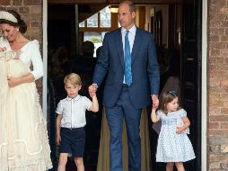 El príncipe Guillermo junto a sus hijos Jorge y Carlota, y Catalina en brazos al príncipe Luis. AP / D. Lipinski