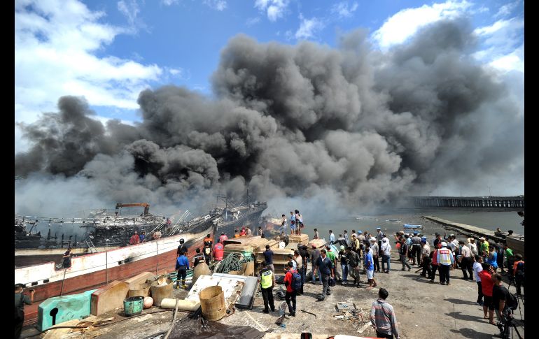 Bomberos combaten un incendio de botes pesqueros en Denpasar, en la isla indonesia de Bali. AFP/S. Tumbelaka