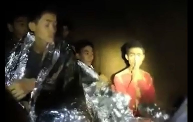 Adul Sam-on (d), nacido en Birmania y educado por profesores cristianos en Tailandia, se ha erigido en el portavoz de los menores al momento de ser encontrados. Era el único capaz de conversar en inglés con los buzos británicos. AFP//REAL EJÉRCITO DE TAILANDIA