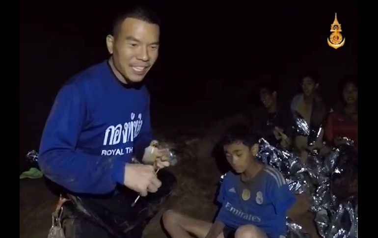 Un equipo de 10 soldados liderados por un médico militar llegó el 3 de julio para acompañar al grupo hasta su evacuación. Los rescatistas tardan entre tres y cuatro horas en recorrer la entrada y el lugar donde se encuentra el grupo a través de pasajes inundados y pasadizos. EFE/REAL EJÉRCITO DE TAILANDIA