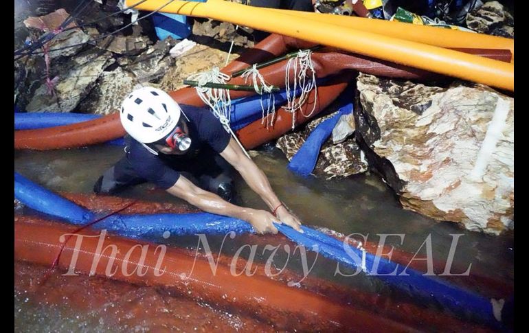 Se colocaron tubos para drenar zonas inundadas y facilitar la evacuación. Los rescatistas trabajaron en una carrera contrarreloj ante el riesgo de elevación en el nivel de las aguas, con el retorno previsto de las lluvias. EFE/REAL EJÉRCITO DE TAILANDIA