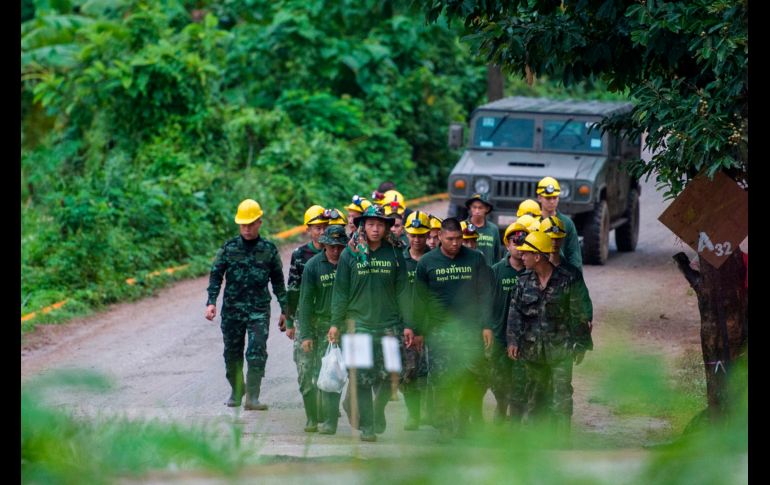 Ante la llegada masiva de periodistas desde hace días, las autoridades instalaron barreras metálicas para mantenerlos a distancia y permitir que los rescatistas trabajen sin cámaras a su alrededor.