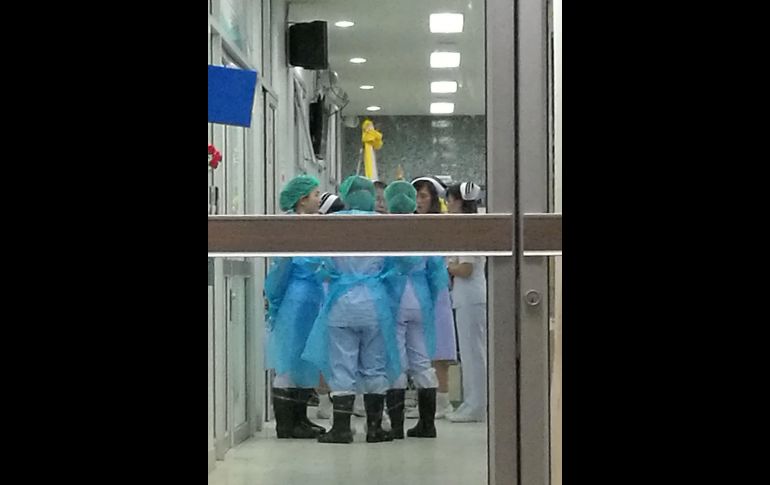 Médicos y enfermeras aguardan el arribo de los rescatados en el hospital en Chiang Rai. EFE/ARCHIVO