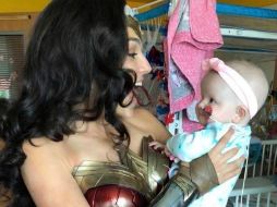 Gadot posó con los pacientes y miembros del personal del centro. AP / Kelly Swink Sahady