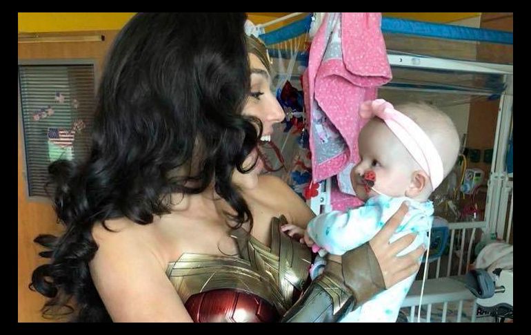 Gadot posó con los pacientes y miembros del personal del centro. AP / Kelly Swink Sahady