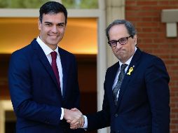Quim Torra (Izq.), dijo a Sánchez (Der.) que el Gobierno catalán “no renuncia a ninguna de las fórmulas para llegar a la independencia”. AFP/J. Soriano