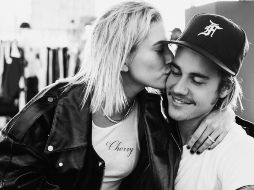 En su Instagram, Bieber publicó una fotografía en la que la joven le da un beso. INSTAGRAM/justinbieber