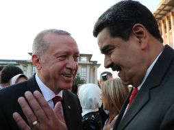 Nicolás Maduro (d) habla con Erdogan (i) luego de la toma de posesión del mandatario turco. AP/Oficina de Presidencia
