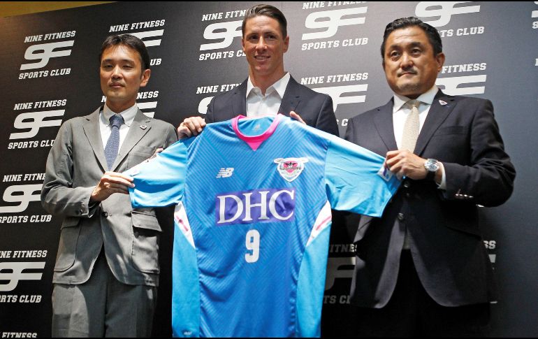 El director deportivo del Sagan Tosu (i), el delantero Fernando Torres (c), y el presidente del club japones, Minoru Takehara (d), durante el acto de presentación en Madrid. EFE/V. Lerena