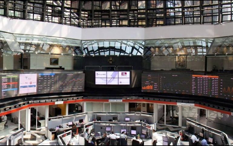 En el mercado accionario local se opera un volumen de 3.8 millones de títulos, por un importe económico de 131.4 millones de pesos. FACEBOOK / Bolsa Mexicana de Valores