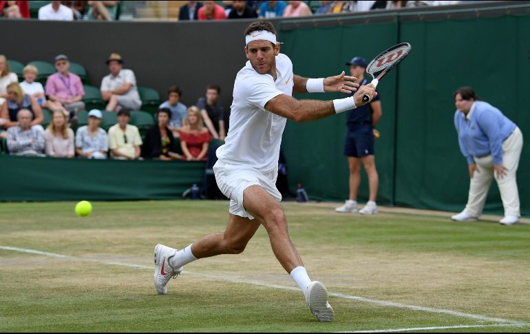 En un partido suspendido el día anterior por falta de luz, Del Potro selló la victoria en su quinto punto de partido después de casi cuatro horas y media de juego. AFP / G. Kirk