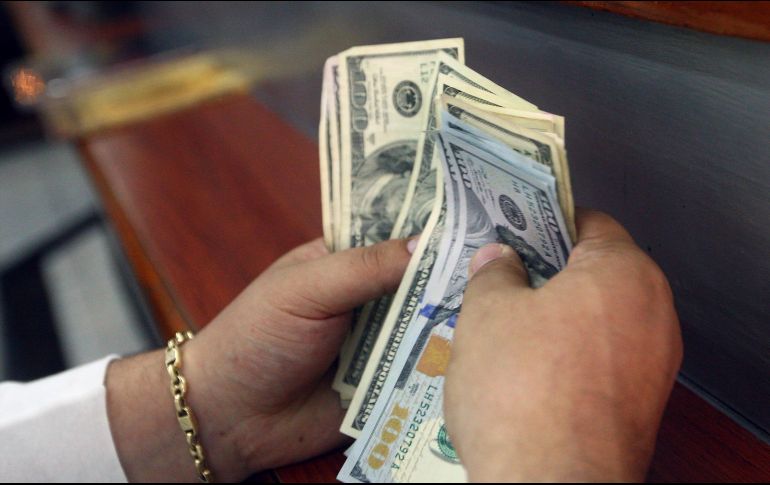 El billete verde se compra en un mínimo de 17.55 pesos. EL INFORMADOR / ARCHIVO