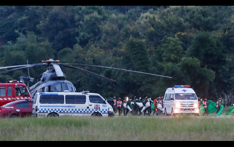Una ambulancia sale de las inmediaciones de la cueva Tham Luang, en Tailandia, el 10 de julio. Los equipos de rescate evacuaron hoy a los últimos cuatro niños y a su tutor, con lo que concluyeron con éxito la evacuación de las 13 personas atrapadas en el sitio desde el 23 de junio. AP/V. Thian
