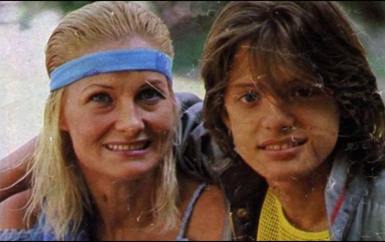 Tras el escándalo que la serie de Netflix ha desatado sobre la intimidad del cantante, la incertidumbre por saber si su madre está viva ha crecido. TWITTER