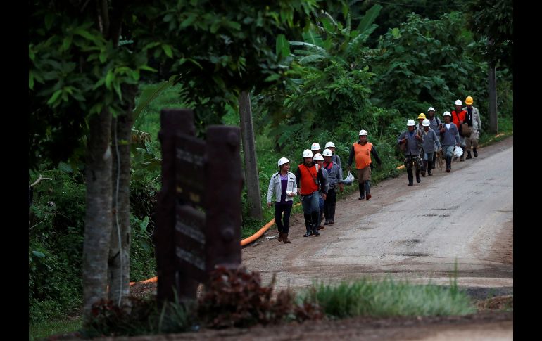 Miembros de los equipos de rescate abandonan la zona tras culminar con éxito el rescate de en la cueva Tham Luang. EFE/ R. Yongrit