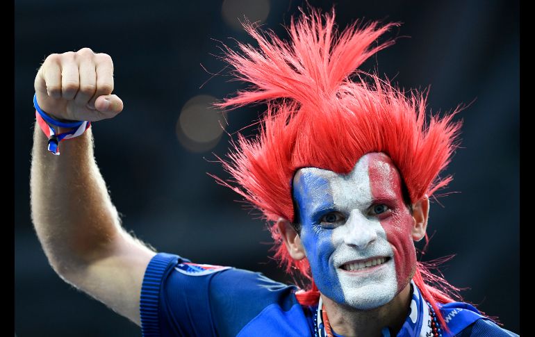 Un fan de Francia aguarda el partido de semifinales del Mundial de Rusia ante Bélgica, en San Petersburgo. AFP/C. Simon