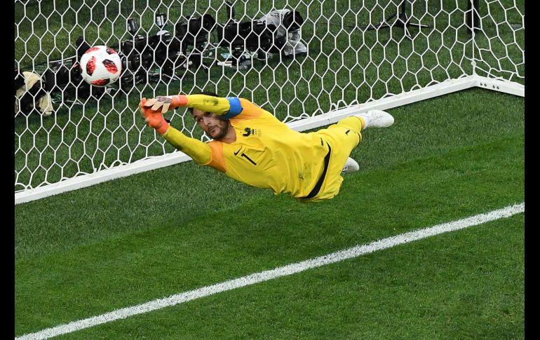 El portero francés detiene un balón. AFP/F. Marti