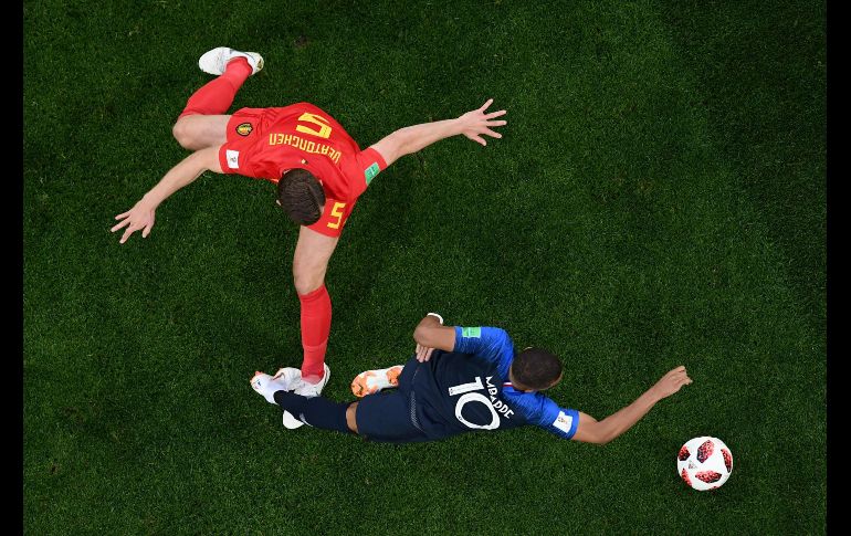 Kylian Mbappe (d) en acción. AFP/J. Samad