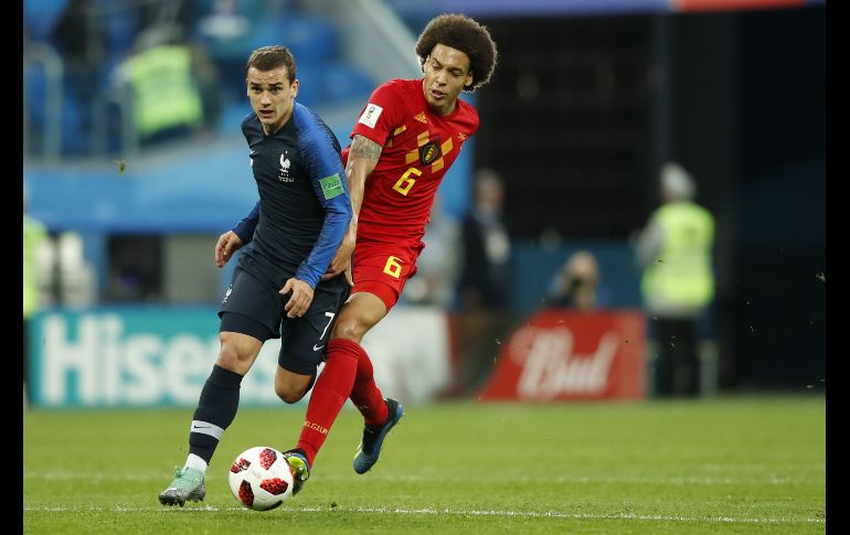 Antoine Griezmann (i) y Axel Witsel disputan un balón. AFP/O. Andersen
