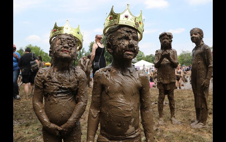 Molly Kofahl (i), de 4 años, y Charles Daviskiba, de 3, posan en Westland, Michigan, tras ser coronados reina y rey del 