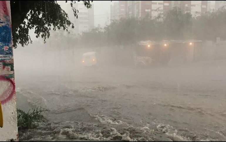 Aspecto de la acumulación de agua sobre Colón a la altura de Mártires de Cristo Rey. TWITTER / @ninaha6969