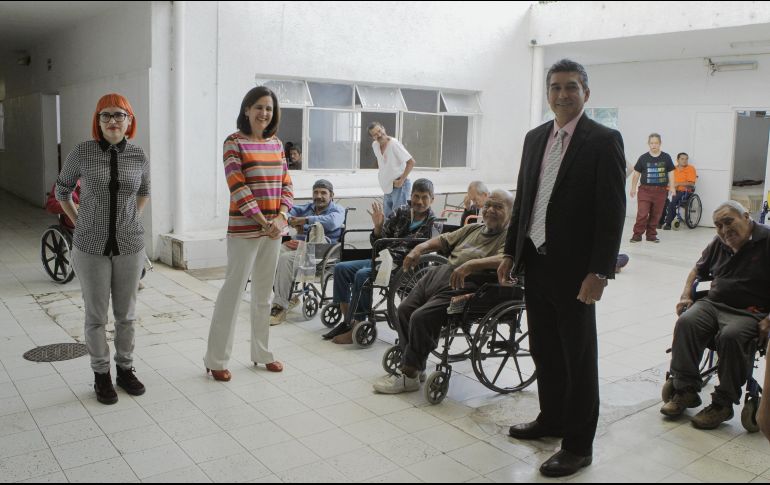 Apoyo. Edith Contreras, propietaria de Geek Studio; María Luisa Urrea Hernández, directora general del IJAS, y René Rolón, capitán de Ángeles de la abundancia. EL INFORMADOR/G. Gallo