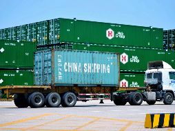 Un camión transporta un contenedor de China Shipping, en el puerto de Qingdao, en la provincia oriental de Shandong. AP