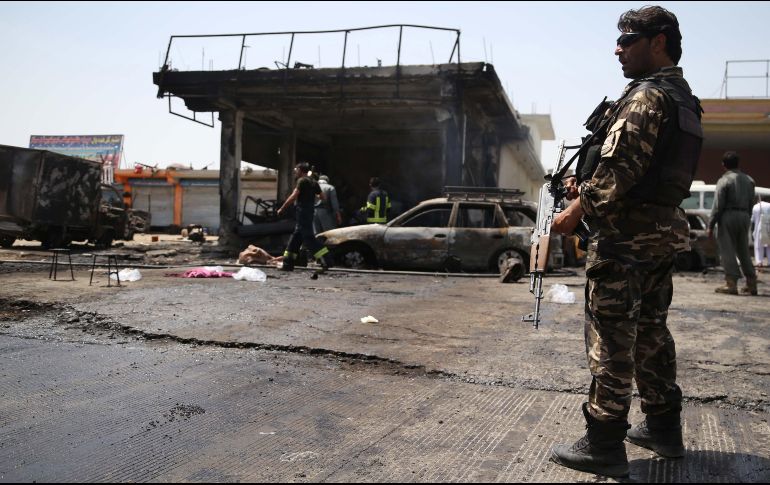 Varios agentes de seguridad inspeccionan el lugar donde se produjo un atentado contra un puesto de control en Jalalabad, ocurrido ayer. EFE/G. Habibi