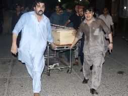 Simpatizantes del Partido Nacionalista Awami (ANP) transportan el cuerpo del líder del ANP, el político Haroon Bilour, quien falleció en el atentado. EFE/B. Arbab