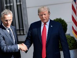 Jens Stoltenberg (i) estrecha la mano de Donald Trump (d) poco después de comparecer ante los medios. AFP/B. Smialowski