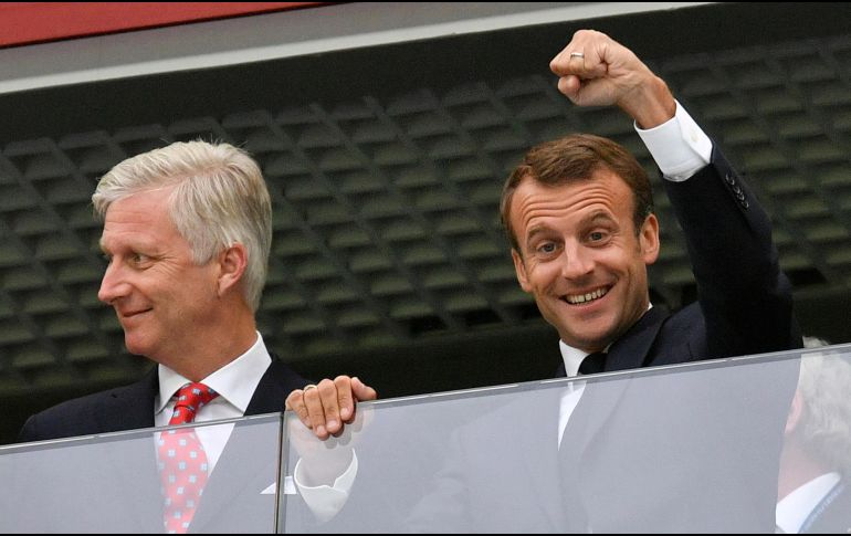 Durante  la semifinal, a la que asistió, Macron bajó al vestidor del estadio de San Petesburgo para felicitar a los jugadores. AP / M. Meissner