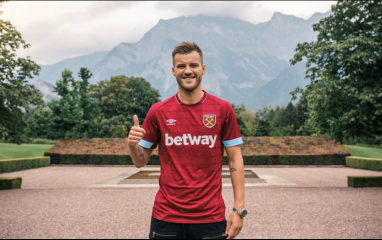 El ucraniano aseguró a los seguidores del equipo donde ''Chicharito'' ha militado un año que lo verán dar el 100 por ciento en cada partido. ESPECIAL / whufc.com