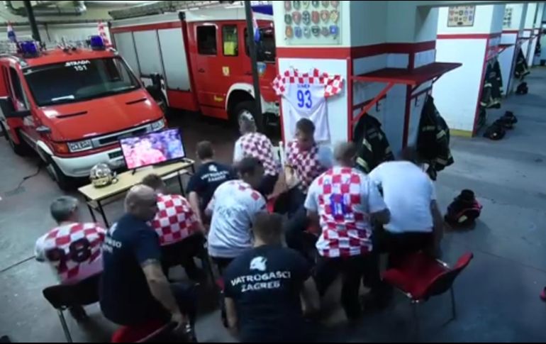 En un video se aprecia la velocidad con la que actuaron los bomberos, quienes no alcanzaron a ver el cobro del penal que dio el pase a su Selección por segunda vez en la historia. FACEBOOK / Vatrogasna postrojba Zagreb