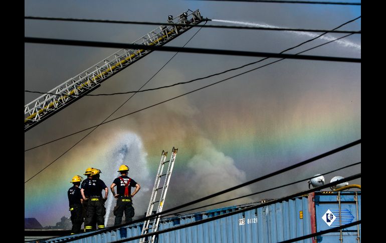 Autoridades combaten un incendio en un basurero en Filadelfia, el cual se desató anoche y arrojó columnas de humo visibles a kilómetros de distancia. AP/M. Rourke