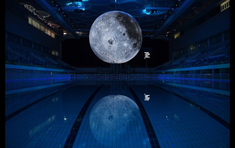 Un modelo de la Luna se exhibe en el Centro Nacional Acuático de Pekín, China, como parte de una exposición sobre la tecnología de exploración lunar china. AFP/G. Baker