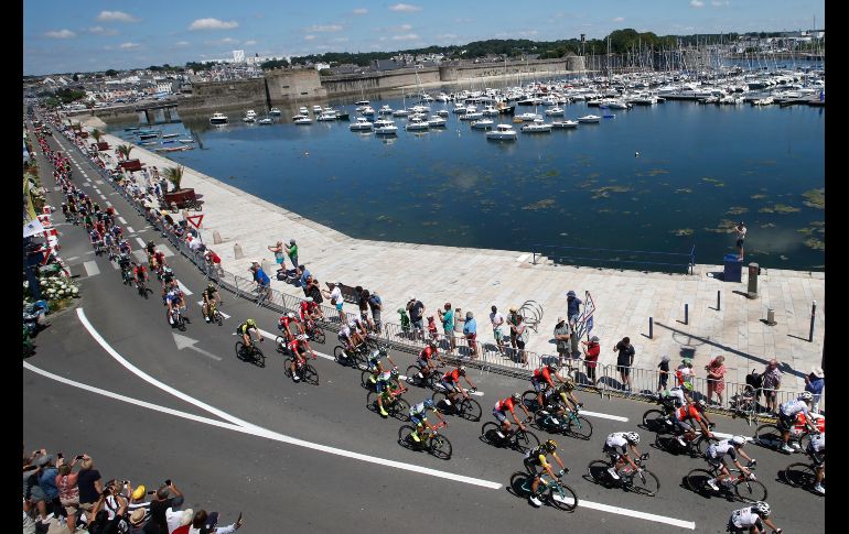 El pelotón atraviesa Concarneau en la quinta etapa del Tour de Francia. AP/C. Ena