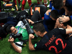 Cortez nunca dejó de sonreír ante la reacción de los jugadores, quienes se disculparon por el accidente. TWITTER / @InvictosSomos