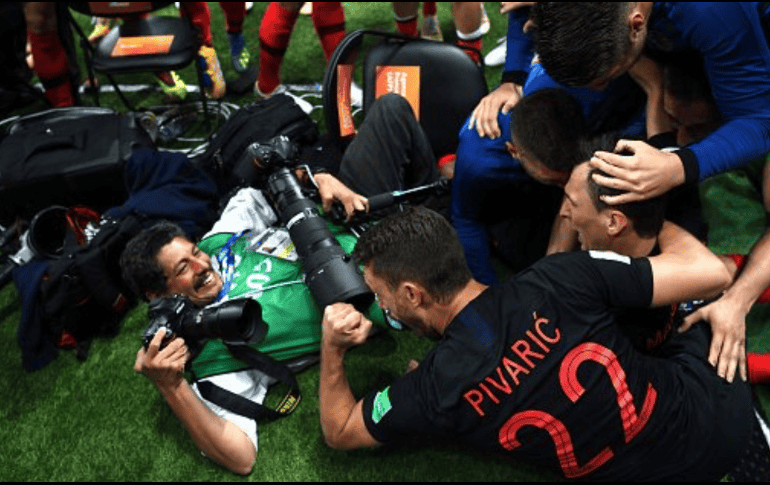 Cortez nunca dejó de sonreír ante la reacción de los jugadores, quienes se disculparon por el accidente. TWITTER / @InvictosSomos