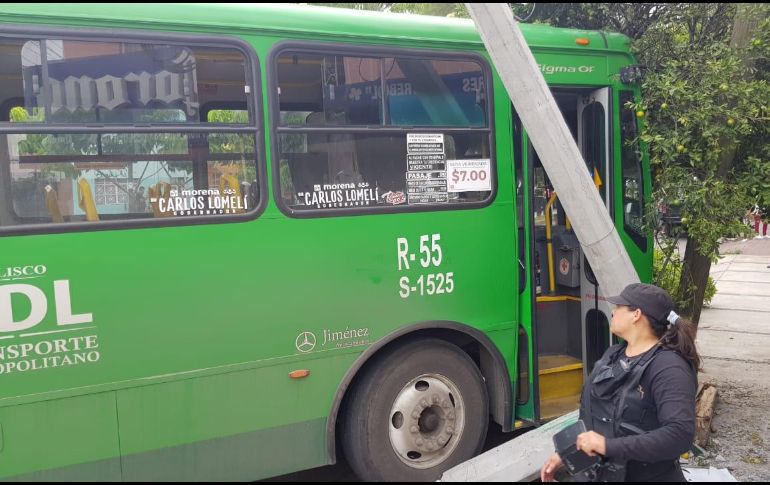 Los lesionados fueron atendidos por paramédicos de la Cruz Roja y dos de ellos fueron trasladados en estado de regular a grave. EL INFORMADOR / S. Blanco