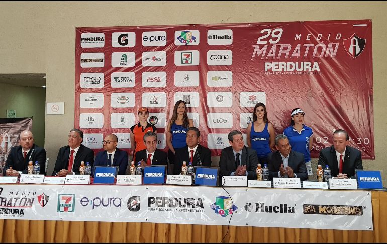 Durante la presentación de la competición se dieron a conocer las medallas, mochilas y camisetas que se entregarán a todos los participantes. EL INFORMADOR / ARCHIVO