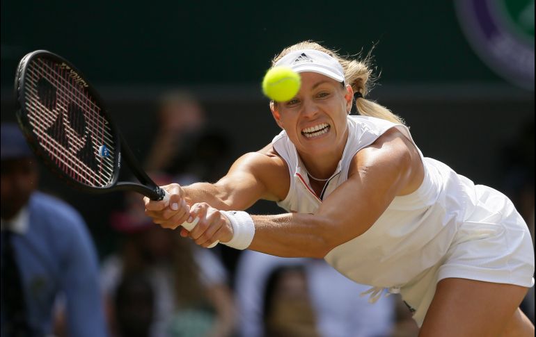 La alemana Angelique Kerber devuelve una pelota en un partido en Londres ante Jelena Ostapenko, de Latvia. Kerber ganó y  avanzó a la final femenina del torneo de Wimbledon. AP/T. Ireland
